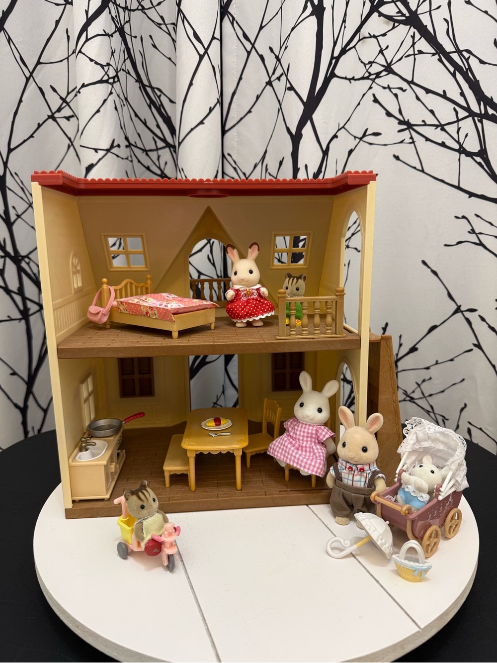 Calico Critters Cozy Cottage House and Family Lot with accessories